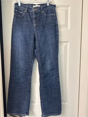 Levi's Women's boot cut Jeans in Medium Blue Denim- 28 length